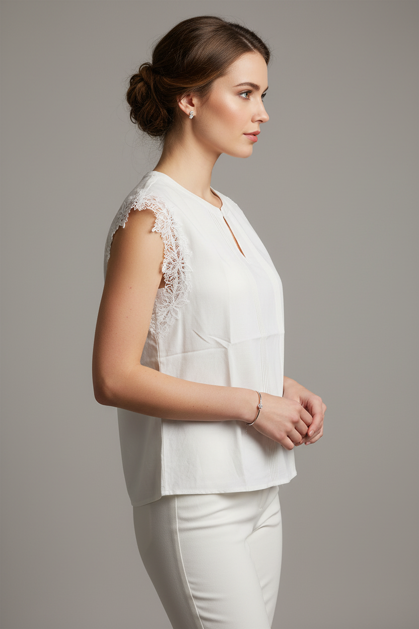 Blusa Branca Renda - Lateral com Modelo