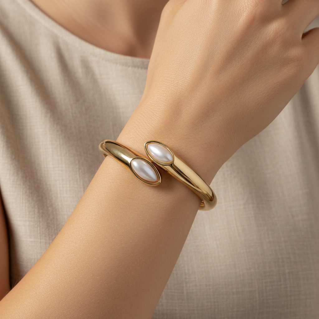 Bypass pearl gold bangle linen