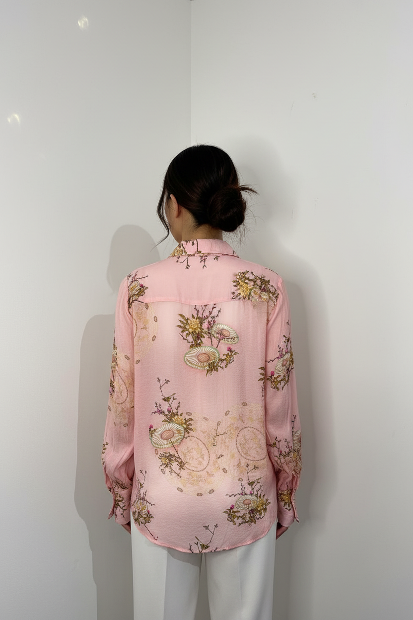 Camisa Rosa Floral - Costas com Modelo