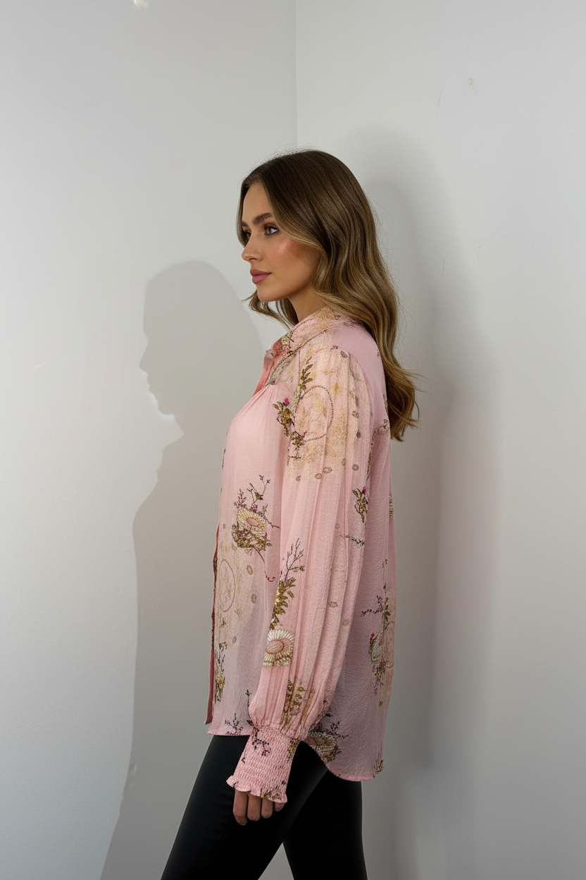 Camisa Rosa Floral - Lateral com Modelo