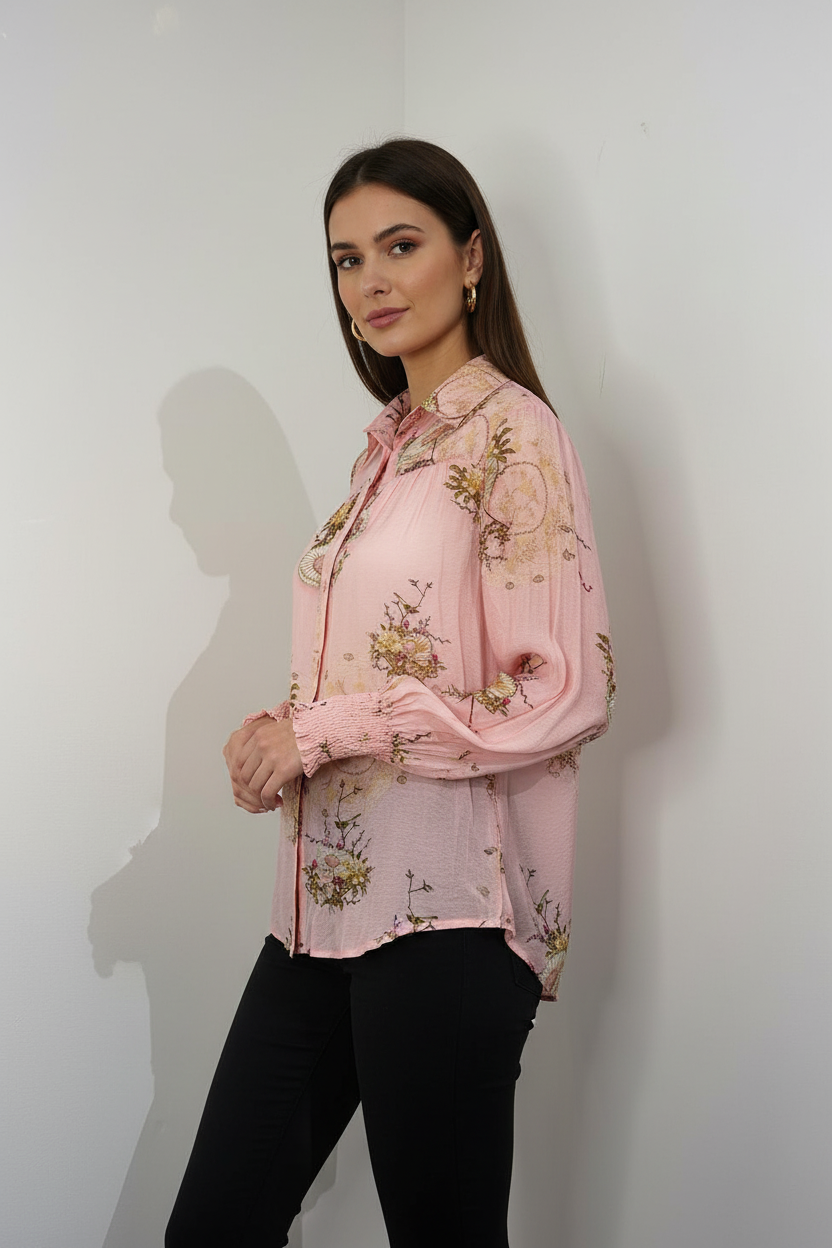 Camisa Rosa Floral - Ângulo 3/4 com Modelo