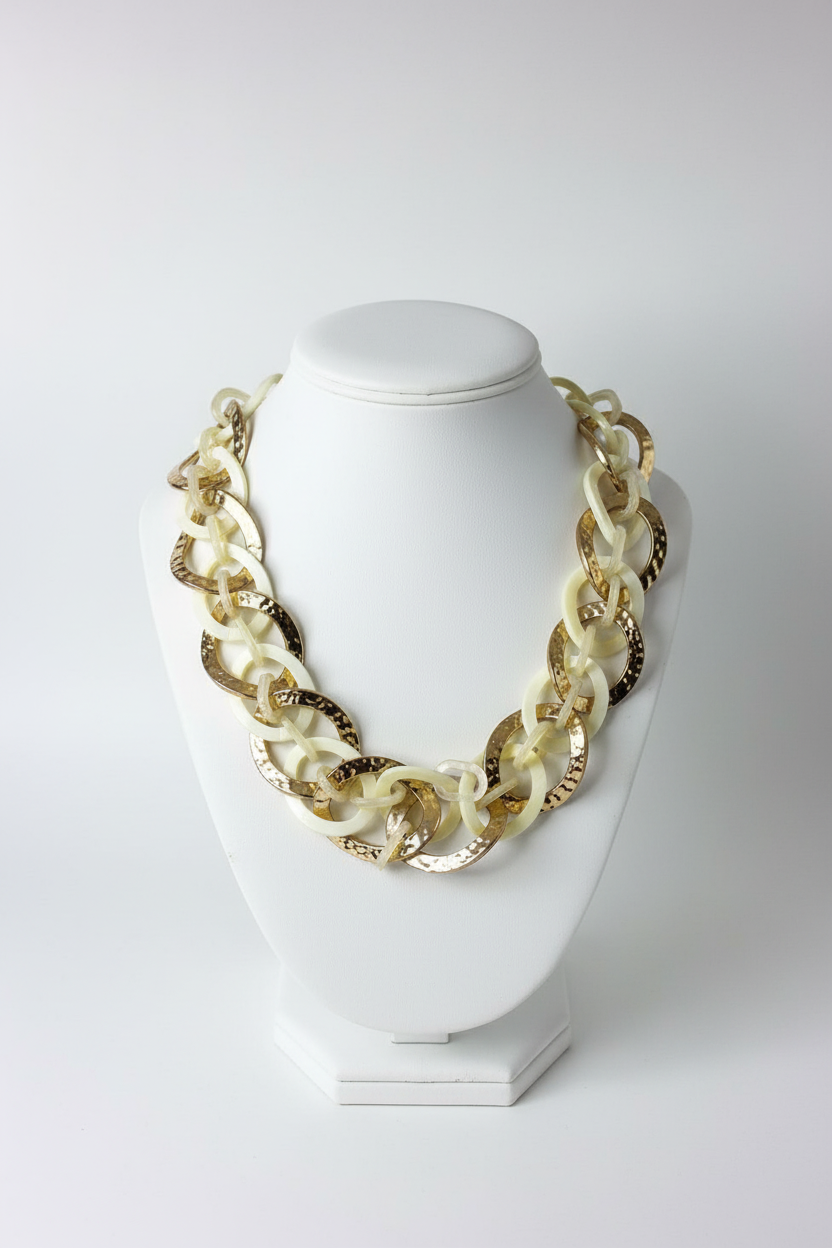 Colar creme e dourado em busto