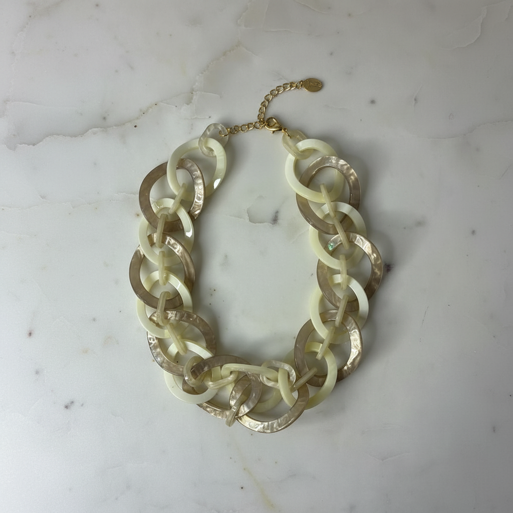 Colar creme e dourado em mármore