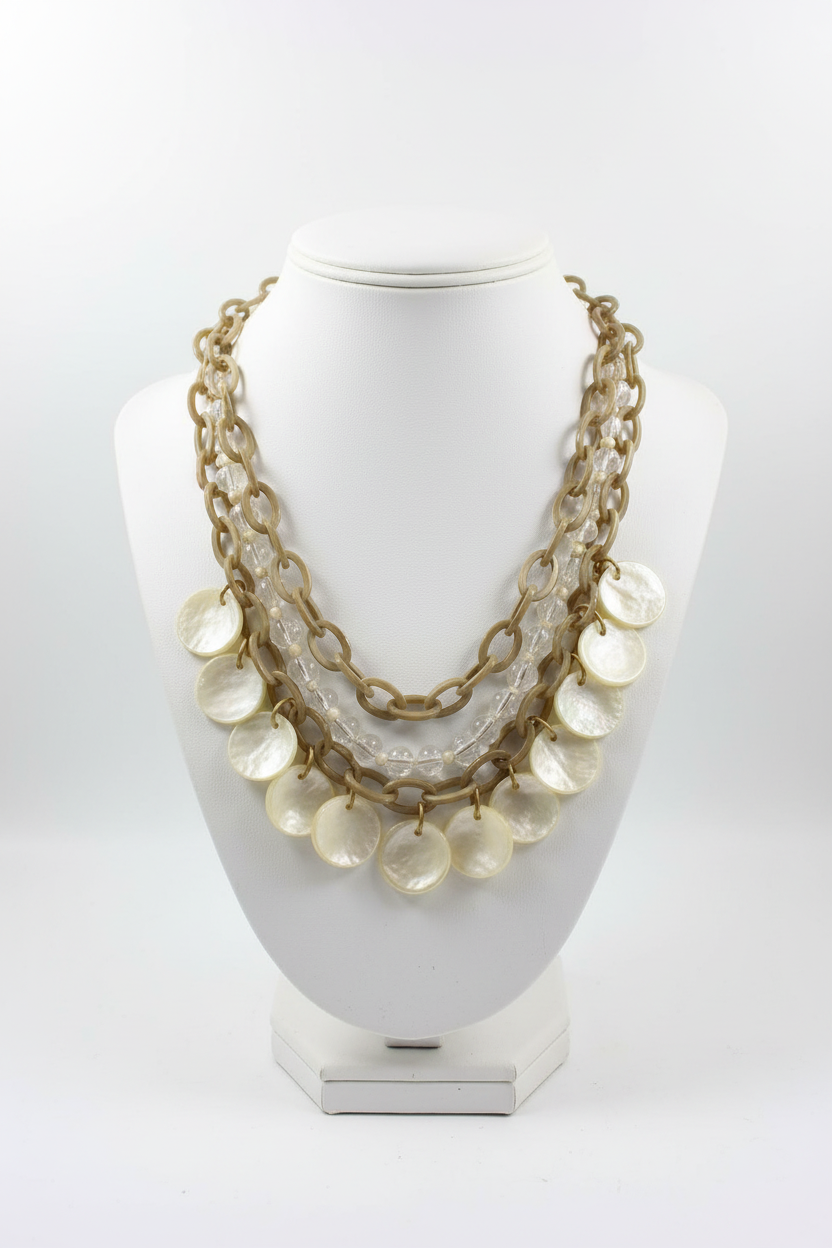 Colar dourado com pérolas - busto