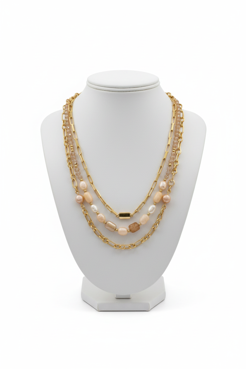 Colar dourado com pérolas em busto