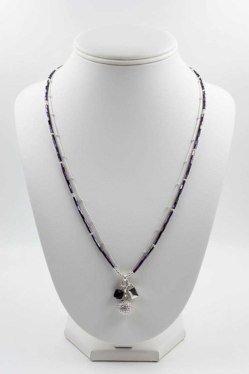 Colar duplo prateado em busto