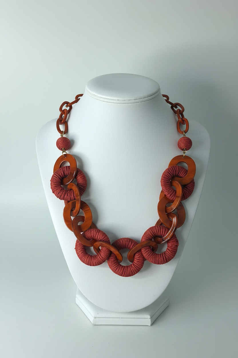 Colar laranja e terracota em busto