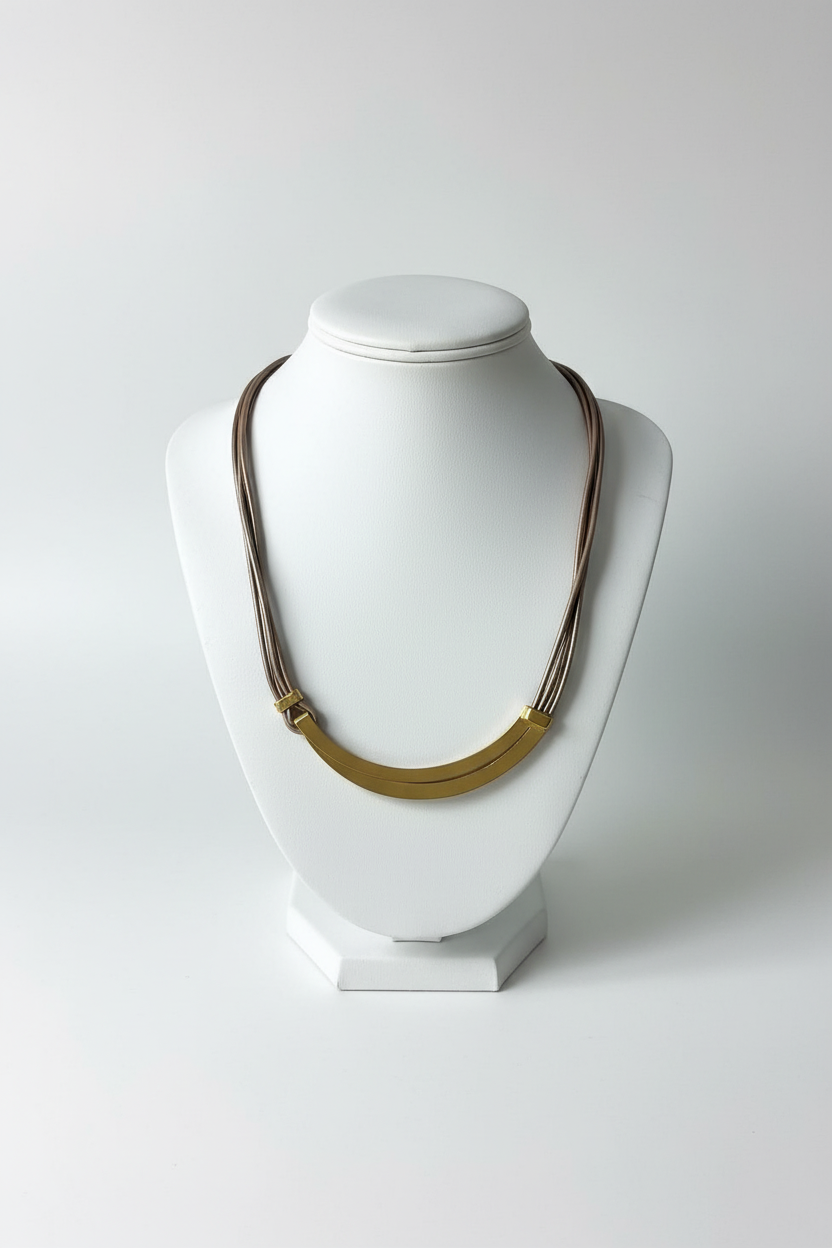 Colar marrom e dourado em busto