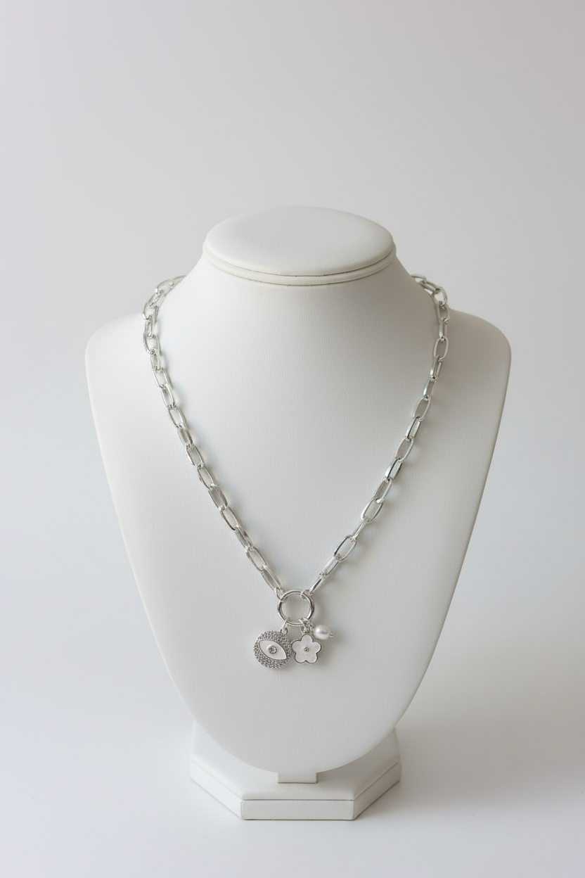 Colar prateado com pingentes em busto