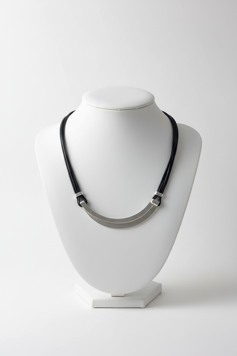 Colar preto e prata em busto