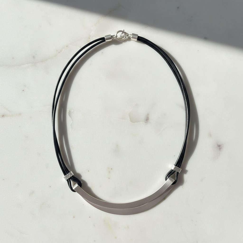 Colar preto e prata em mármore