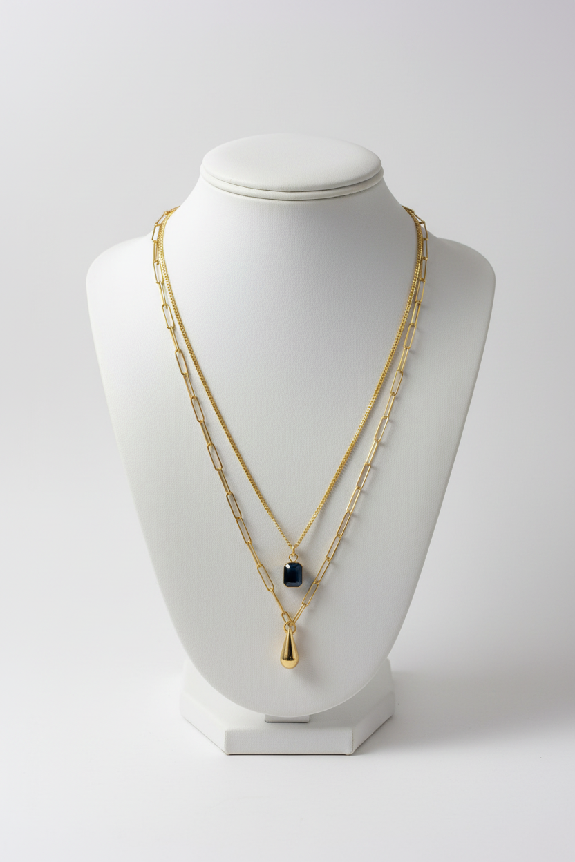 Colar triplo dourado em busto