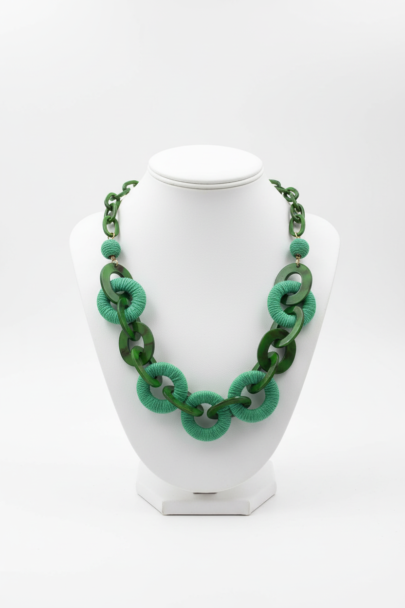 Colar verde em busto