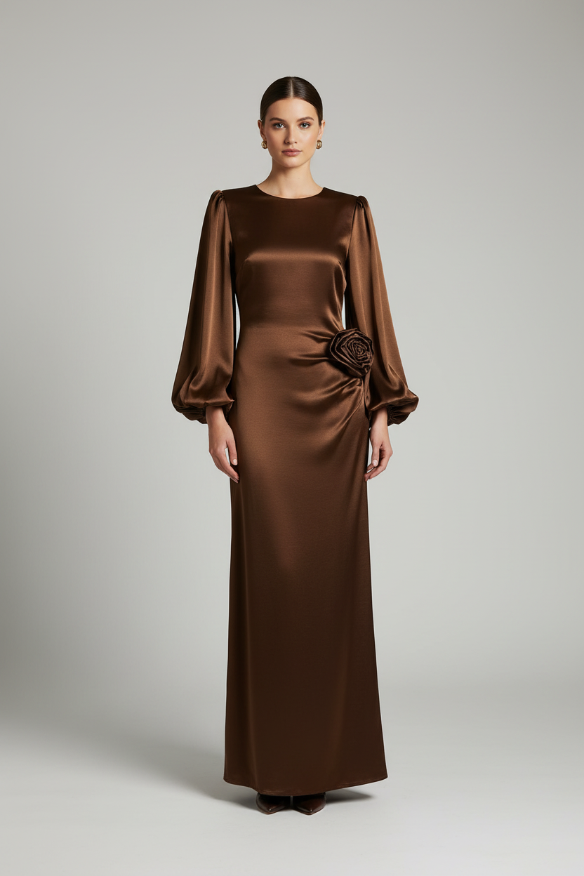 Satin Chocolate Dress - Frente com Modelo