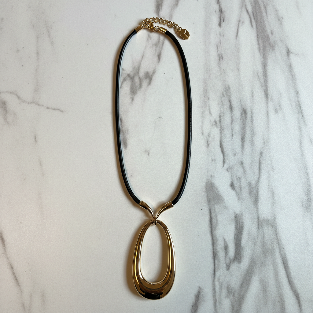 Sculpt Oval Pendant Gold – Flat Lay