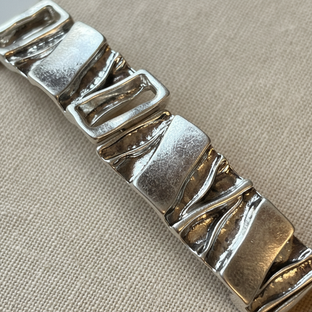 Silver link bracelet linen macro
