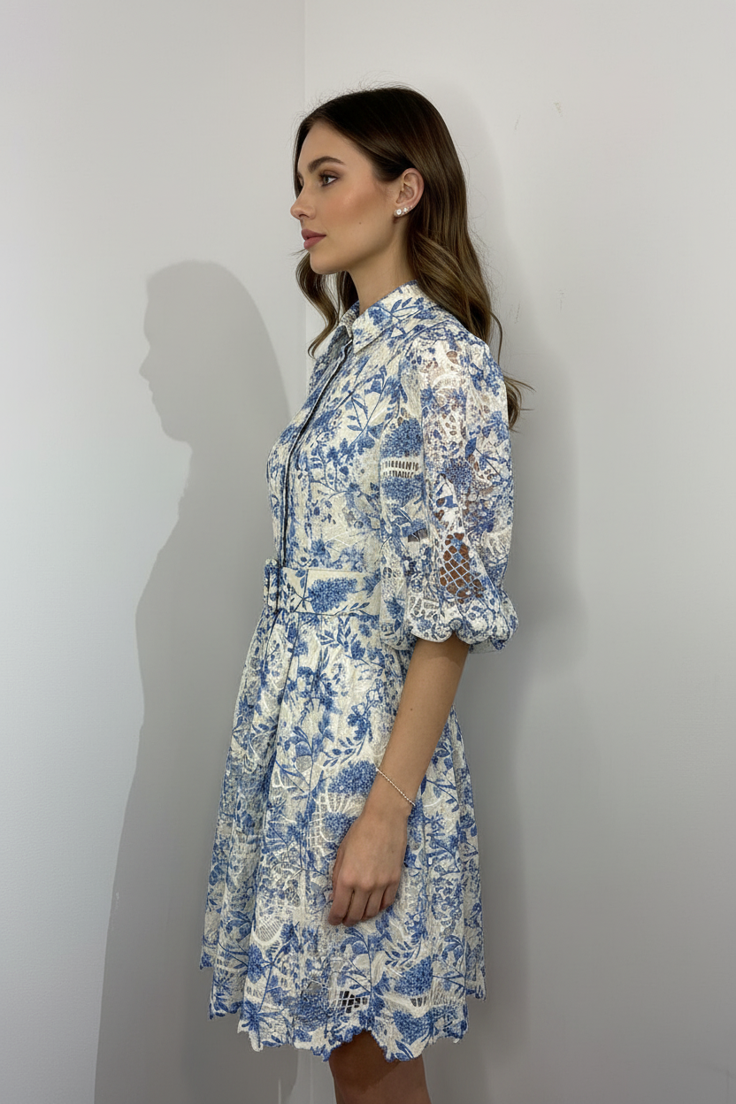 Vestido Floral Azul - Lateral com Modelo