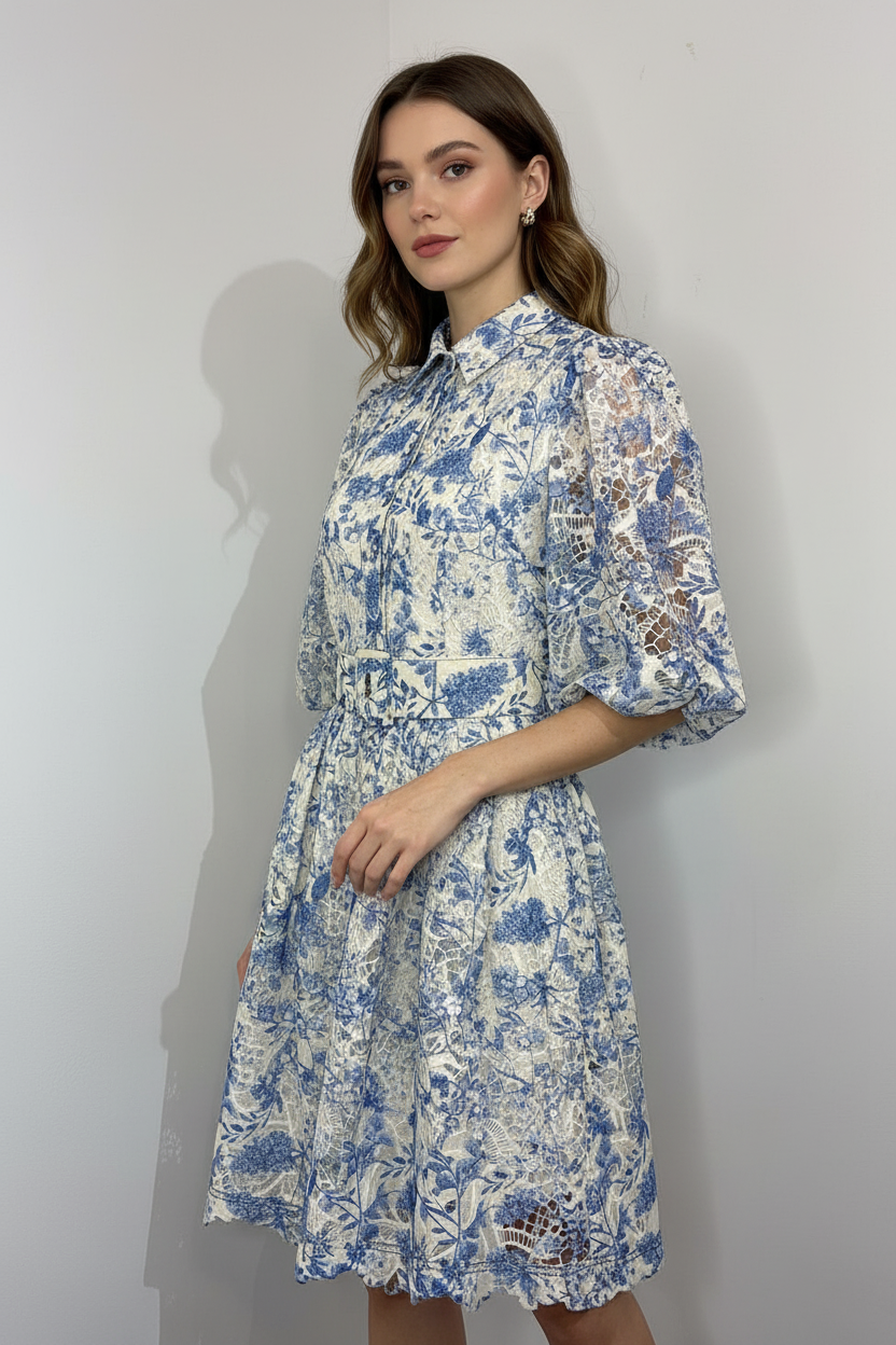 Vestido Floral Azul - Ângulo 3/4 com Modelo